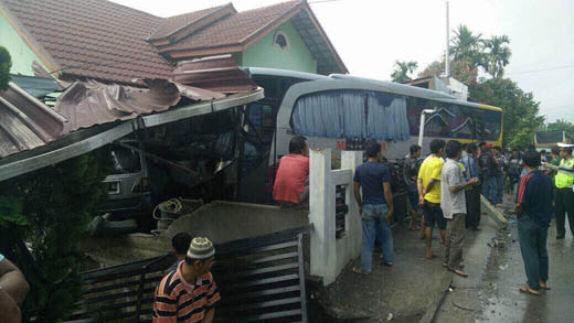 Bus Medan Jaya Seruduk Rumah Warga di Kuansing